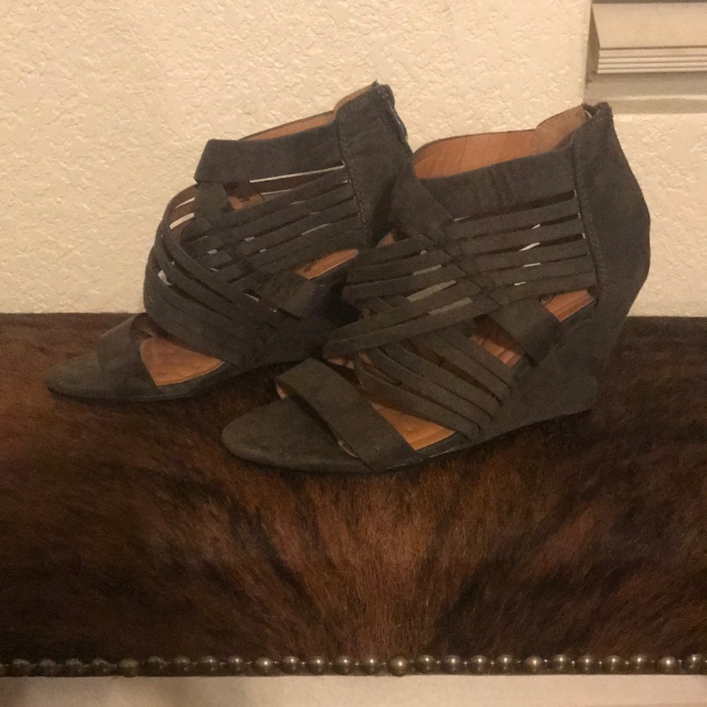 Strappy wedges!!